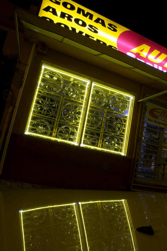 无人,商店,竖图,室外,夜晚,仰视,购物,消费,窗户,超市,指示牌,照明,阴影,光线,英文,标志,文字,影子,字符,字母,墙,灯光,标识,玻璃窗,墙壁,墙面,灯,黄色,红色,灯具,金融,百货,便利店,英文字母,照亮,照明设备,装饰灯,选购,贸易,血拼,零售店,彩图,低角度拍摄,店铺,杂货店,杂货铺