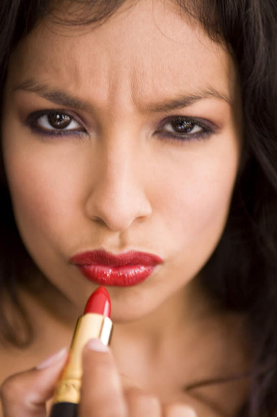 西方人,脸,头,脸颊,一个人,站,举,竖图,室内,特写,白天,正面,化妆,美容,欧洲,欧洲人,仅一个年轻女性,仅一个女性,仅一个人,护肤,握,拿,拿着,口红,嘟嘴,托,站着,保养,享受,休闲,皱眉,撅嘴,放松,握着,保健,苦恼,摄影,影棚,烦恼,养颜,年轻女性,女人,女性,白种人,头部,脸部,脸蛋,面部,举起,举手,举着,向上举,向上伸,向上托,站立,半身,彩图,影棚拍摄,拍摄