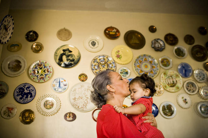 西方人,婴儿,儿童,两个人,站,抱,笑,吻,微笑,横图,室内,白天,侧面,爱情,纯洁,欧洲,欧洲人,许多,阴影,服装,装饰,光线,碟子,盘,影子,墙,浪漫,休闲装,墙壁,墙面,装饰品,排列,小孩,衣服,红色,阳光,盘子,耳环,戒指,饰品,首饰,碟,站着,休闲,休闲服,恩爱,可爱,服饰,活泼,抱着,华丽,修饰,信物,点缀,搂着,权利,队列,宝宝,纯真,烂漫,无邪,衬托,美观,雅致,雅观,手饰,耳饰,伶俐,天真,老年女性,女人,白种人,孩子,怀抱,搂,搂抱,亲,亲吻,相抱,拥抱,站立,半身,彩图