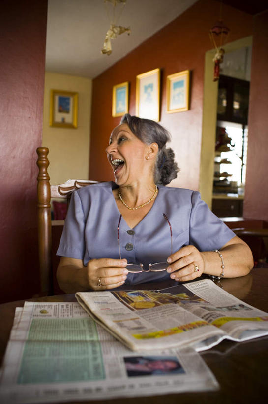 西方人,一个人,客厅,坐,笑,大笑,竖图,室内,白天,正面,兴奋,餐桌,窗户,柜子,桌子,椅子,相框,降落伞,托盘,欧洲,欧洲人,仅一个女性,仅一个人,许多,阴影,服装,朦胧,模糊,装饰,光线,布料,碟子,眼镜,影子,木椅,墙,布纹,休闲装,装潢,玻璃窗,墙壁,墙面,桌布,两个,衣服,红色,紫色,阳光,餐巾,橱柜,台布,张嘴,休闲,休闲服,服饰,仅一个老年女性,餐台,起居室,近视眼镜,张大嘴巴,哈哈大笑,粉饰,老年女性,女人,女性,白种人,张开嘴,坐着,半身,彩图,高兴,狂笑