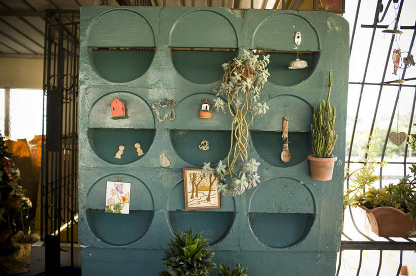 无人,家,木屋,栏杆,横图,室外,白天,正面,相框,阴影,光线,木制,影子,墙,围栏,盆景,图画,护栏,墙壁,墙面,住宅,阳光,木制品,彩图,茅舍,茅屋,棚屋,小木屋,小屋