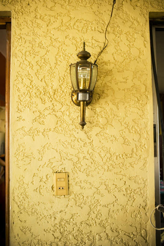 无人,竖图,室内,白天,正面,门,照明,阴影,光线,壁灯,影子,墙,灯光,插座,墙壁,墙面,灯,一个,阳光,灯具,门框,单个,照亮,家用电器,照明设备,彩图