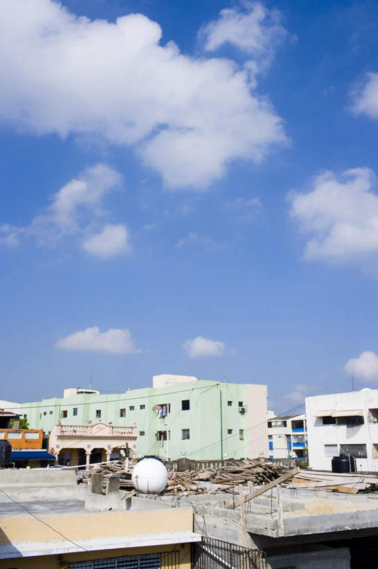 无人,家,竖图,室外,白天,正面,石头,植物,窗户,城市,建筑,许多,阴影,电力,光线,电线,木头,石子,铁栏,线,影子,房屋,屋子,公寓,电能,线路,建设,楼房,住宅,球,树,树木,蓝色,绿色,白云,蓝天,天空,阳光,自然,天,球体,钢筋,生长,成长,电,电源,电源线,能量,石块,岩石,彩图,房子