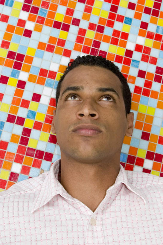 西方人,脸,头,脸颊,一个人,躺,竖图,俯视,室内,特写,白天,欧洲,非洲,黑人,欧洲人,仅一个男性,仅一个人,一排,许多,花纹,整齐,马赛克,图案,墙,注视,墙壁,墙面,排列,仅一个年轻男性,观察,看,颜色,观看,五颜六色,察看,队列,关注,五彩缤纷,卧着,男人,男性,年轻男性,非洲人,头部,脸部,脸蛋,面部,躺着,卧,半身,彩图,高角度拍摄