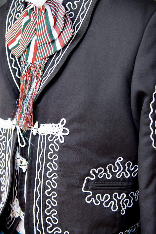 无人,商店,竖图,室外,特写,白天,正面,购物,消费,超市,静物,阴影,花纹,光线,影子,衣服,黑色,阳光,一件,金融,百货,服装店,显现,陈列,选购,贸易,百货公司,展现,服饰店,血拼,盘扣,彩图,传统服装,购物商场,购物中心,商业中心