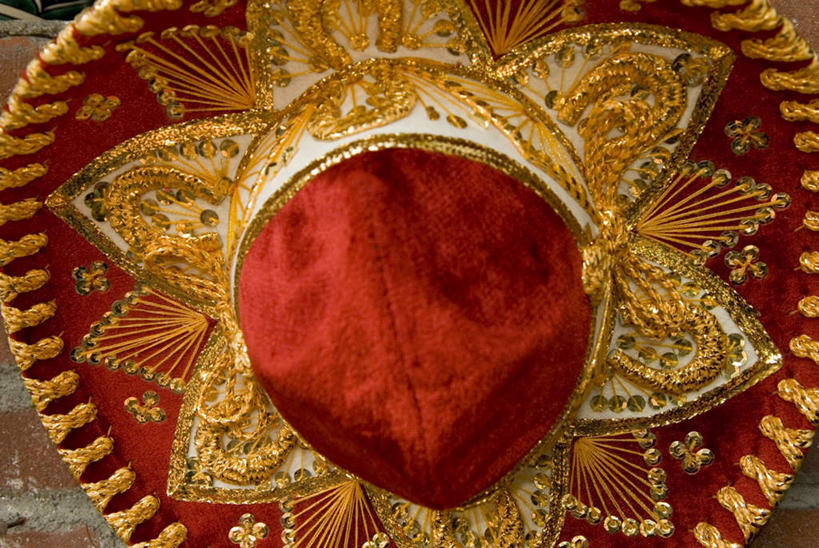 无人,横图,室外,特写,白天,正面,静物,帽子,刺绣,花纹,环绕,围绕,墙,文化,墙壁,墙面,排列,红色,遮阳帽,队列,针织品,一顶,彩图,传统文化