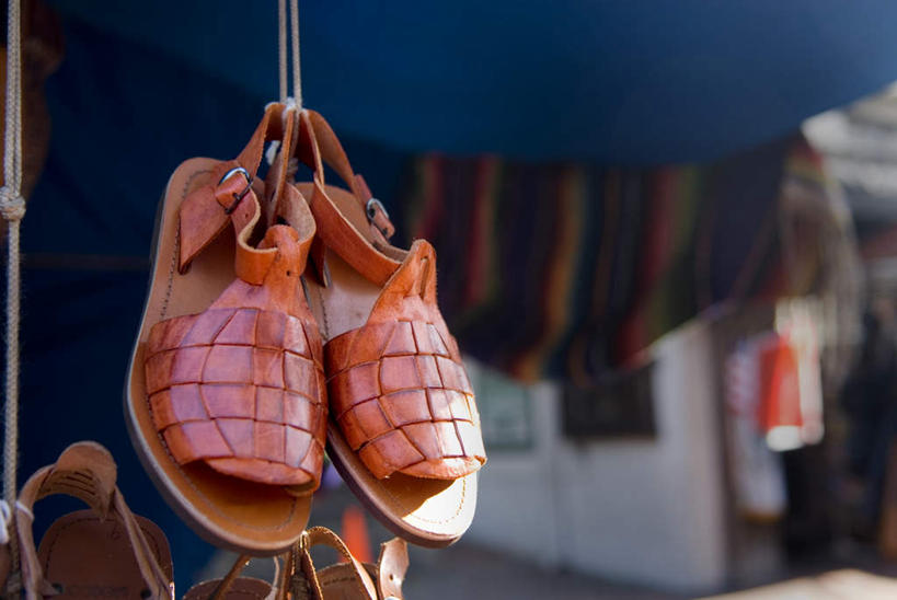 无人,家,商店,横图,室外,白天,正面,凉鞋,购物,消费,鞋子,金属制品,三双,阴影,光线,金属,布,影子,房屋,墙,屋子,楼房,墙壁,墙面,住宅,蓝色,阳光,金融,百货,选购,贸易,血拼,彩图,房子,店铺,杂货店,杂货铺