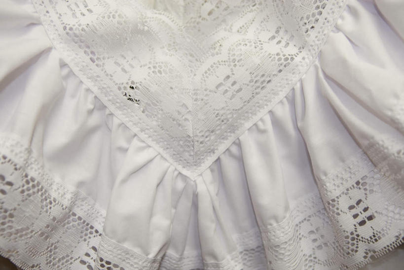 无人,横图,俯视,室内,白天,刺绣,阴影,花纹,装饰,光线,图案,影子,蕾丝,花边,白色,阳光,女装,华丽,修饰,点缀,显现,展现,针织品,衬托,美观,雅致,雅观,抽纱,彩图,高角度拍摄