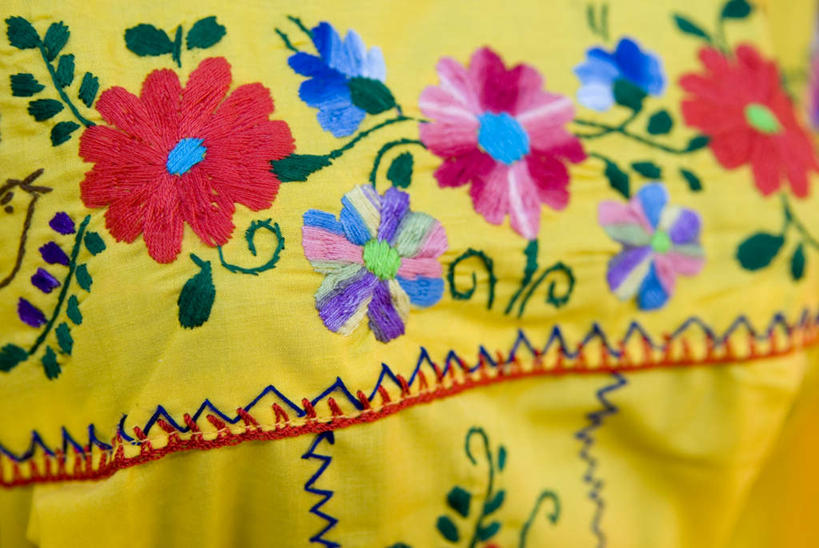 无人,横图,俯视,室内,特写,白天,静物,叶子,刺绣,许多,阴影,花纹,装饰,盛开,光线,影子,绿叶,花边,花,花瓣,花朵,黄色,红色,阳光,花苞,花蕊,嫩叶,女装,华丽,修饰,点缀,针织品,衬托,美观,雅致,雅观,抽纱,叶,叶片,彩图,高角度拍摄