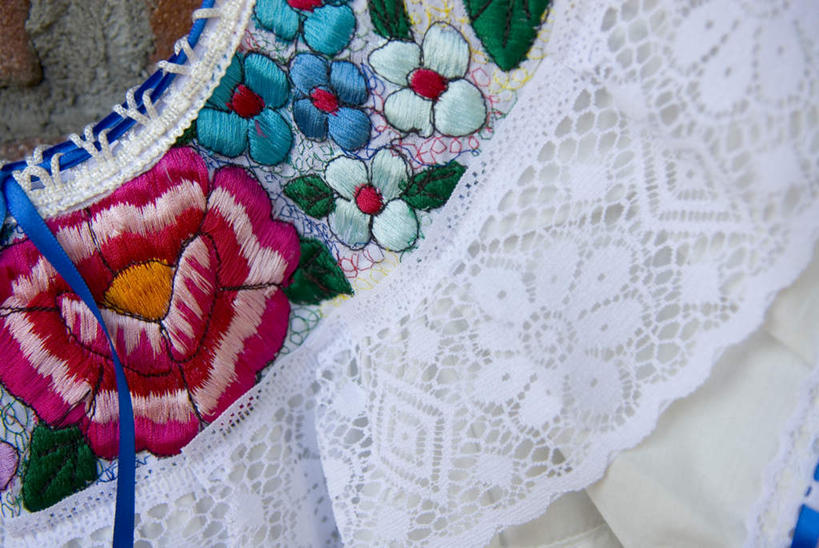 无人,横图,俯视,室外,白天,刺绣,一排,许多,阴影,整齐,装饰,环绕,盛开,围绕,光线,影子,墙,蕾丝,花边,花蕾,墙壁,墙面,花,花瓣,花朵,鲜花,排列,衣服,白色,阳光,花苞,花蕊,华丽,修饰,点缀,队列,衬托,美观,雅致,雅观,抽纱,彩图,高角度拍摄