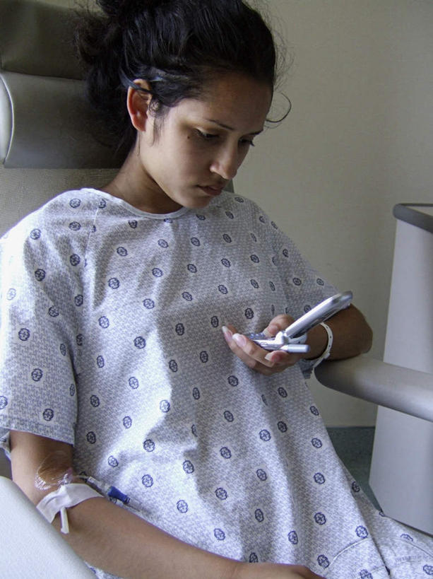 西方人,一个人,病人,坐,打电话,竖图,室内,白天,正面,游戏,电话,手机,欧洲,非洲,黑人,欧洲人,仅一个年轻女性,仅一个女性,仅一个人,台子,玩,注视,娱乐,通讯设备,病床,观察,看,休闲,观看,活动,察看,发泄,关注,消遣,智力,静脉滴注,宣泄,交流,年轻女性,女人,女性,非洲人,患者,就医者,沟通,通话,玩耍,嬉戏,坐着,半身,彩图