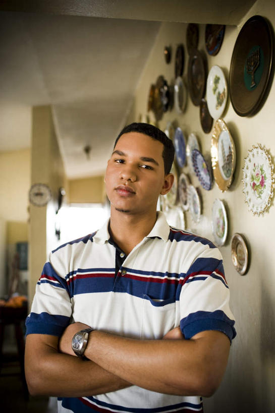 西方人,一个人,站,竖图,室内,白天,正面,黑人,仅一个男性,仅一个人,许多,阴影,服装,朦胧,模糊,时间,光线,瓷砖,地砖,碟子,时钟,手表,影子,墙,地面,计时,休闲装,墙壁,墙面,仅一个年轻男性,衣服,阳光,钟表,看,站着,休闲,休闲服,表,望,服饰,腕表,男人,男性,年轻男性,钟,站立,半身,彩图