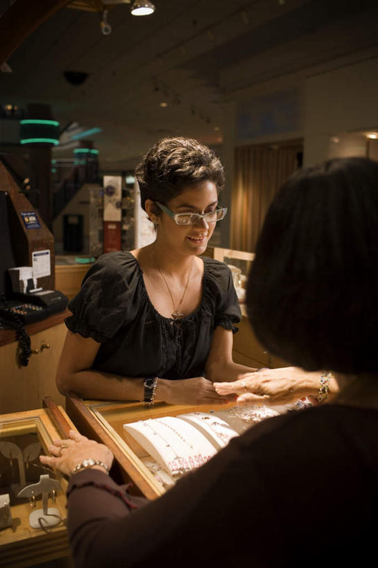 西方人,两个人,伙伴,朋友,站,笑,微笑,露齿笑,竖图,室内,白天,正面,爱情,友谊,窗户,窗帘,落地窗,橱窗,项链,照明,欧洲,欧洲人,许多,握,阴影,时间,光线,时钟,手表,眼镜,影子,屋顶,灯光,浪漫,拿,计时,顶棚,拿着,注视,顶灯,玻璃窗,灯,装饰品,阳光,戒指,饰品,首饰,灯具,钟表,扶,观察,看,站着,表,恩爱,握着,pos机,收银台,观看,腕表,信物,照亮,察看,扶着,权利,照明设备,关注,收银,收银机,近视眼镜,玻璃橱窗,金饰,手饰,友情,年轻女性,女人,女性,白种人,钟,站立,半身,彩图