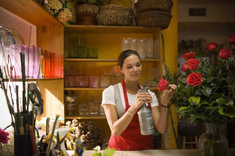 西方人,一个人,花商,站,笑,微笑,横图,室内,白天,正面,爱情,柜子,桌子,花瓶,叶子,欧洲,欧洲人,仅一个年轻女性,仅一个女性,仅一个人,握,阴影,盛开,光线,壶,篮子,影子,绿叶,玫瑰花,浪漫,拿,花蕾,洒水壶,拿着,注视,喷水,玻璃制品,水壶,装饰品,花,花瓣,花朵,鲜花,阳光,玻璃瓶,戒指,瓶子,饰品,首饰,橱柜,花苞,花蕊,观察,看,站着,嫩叶,恩爱,握着,观看,信物,察看,权利,关注,金饰,手饰,浇水壶,年轻女性,女人,女性,白种人,花店老板,花贩,卖花人,叶,叶片,站立,半身,彩图