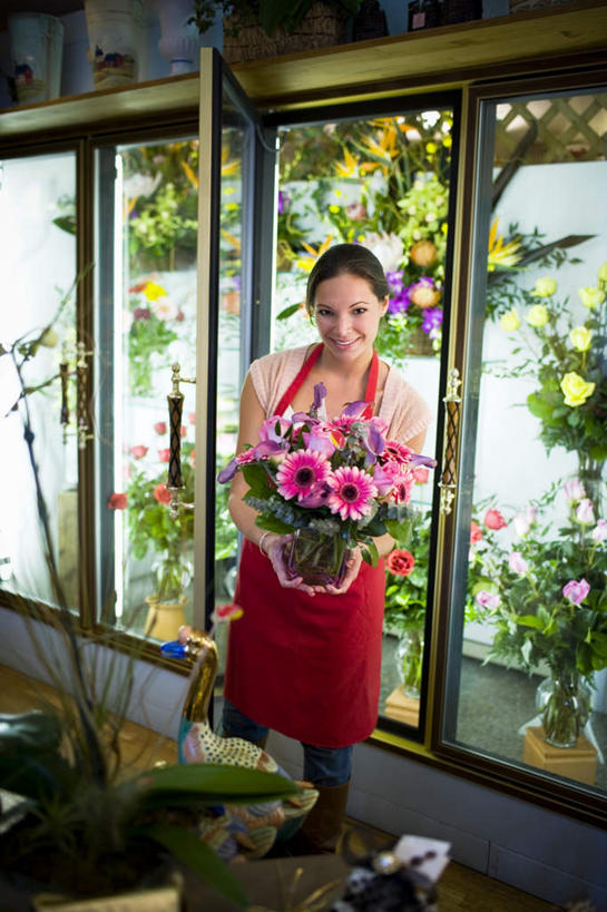 西方人,一个人,花商,站,捧,笑,微笑,露齿笑,竖图,俯视,室内,白天,柜子,桌子,花瓶,欧洲,欧洲人,仅一个年轻女性,仅一个女性,仅一个人,阴影,盛开,光线,鸭子,瓷砖,地砖,影子,陶瓷,陶瓷制品,地面,花蕾,注视,玻璃制品,花,花瓣,花朵,鲜花,阳光,玻璃瓶,瓶子,橱柜,花苞,花蕊,观察,看,站着,观看,察看,花房,关注,年轻女性,女人,女性,白种人,花店老板,花贩,卖花人,端,端着,捧着,手捧,站立,半身,彩图,高角度拍摄