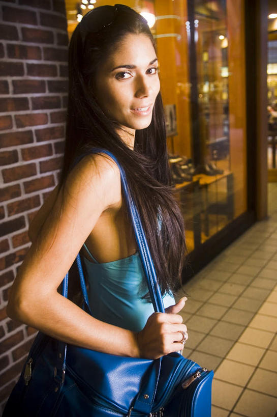 西方人,一个人,站,笑,微笑,露齿笑,竖图,室内,白天,侧面,爱情,窗户,落地窗,橱窗,鞋子,照明,欧洲,欧洲人,仅一个年轻女性,仅一个女性,仅一个人,阴影,光线,包,瓷砖,地砖,墨镜,皮包,眼镜,影子,墙,灯光,地面,浪漫,扭头,吊灯,玻璃窗,墙壁,墙面,灯,装饰品,蓝色,阳光,戒指,饰品,首饰,太阳镜,太阳眼镜,灯具,站着,转头,遮阳镜,恩爱,单肩包,信物,照亮,权利,照明设备,玻璃橱窗,手饰,年轻女性,女人,女性,白种人,站立,半身,彩图