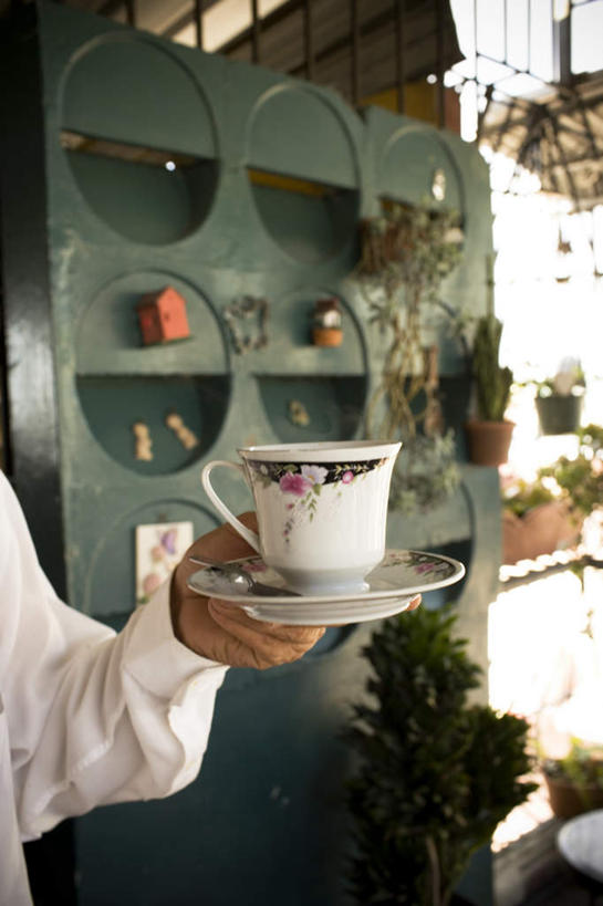 西方人,手,一个人,家,木屋,竖图,俯视,室内,白天,植物,窗户,杯子,仅一个男性,仅一个人,阴影,服装,光线,木制,瓷器,碟子,盆栽,铁栏,影子,勺子,墙,咖啡杯,盆景,陶瓷制品,休闲装,玻璃窗,墙壁,墙面,住宅,仅一个年轻男性,衣服,绿色,阳光,自然,木制品,调羹,汤匙,休闲,手部,休闲服,服饰,生长,成长,瓷杯,男人,男性,年轻男性,白种人,半身,彩图,高角度拍摄,茅舍,茅屋,棚屋,小木屋,小屋