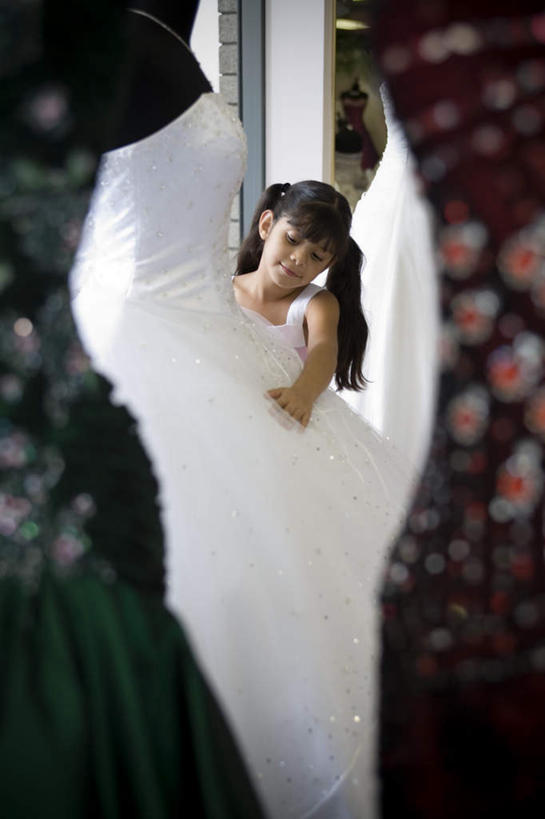 西方人,儿童,一个人,站,摸,竖图,室内,白天,正面,婚纱,纯洁,窗户,落地窗,橱窗,道路,路,公路,欧洲,欧洲人,仅一个女性,仅一个人,抚摸,珠子,墙,交通,注视,玻璃窗,墙壁,墙面,小孩,红色,绿色,白色,低头,观察,看,站着,仅一个小孩,可爱,童年,童趣,观看,察看,关注,童真,烂漫,无邪,玻璃橱窗,婚纱店,天真,女孩,女人,女性,白种人,孩子,马路,触摸,接触,站立,彩图,全身,婚礼服,礼服,女生