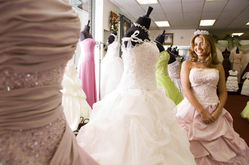 西方人,一个人,新娘,站,横图,室内,白天,正面,婚纱,婚礼,快乐,窗户,落地窗,项链,照明,欧洲,欧洲人,仅一个年轻女性,仅一个女性,仅一个人,许多,握,庆祝,鲜艳,人造模特,墙,屋顶,灯光,结婚,美丽,顶棚,注视,漂亮,顶灯,玻璃窗,墙壁,墙面,灯,装饰品,饰品,首饰,灯具,观察,看,手放前,站着,喜庆,色彩,颜色,握着,道具,观看,纪念,照亮,察看,优美,头冠,照明设备,关注,摩登,艳丽,服装模特,模特道具,时装道具,展示道具,服装模特道具,陈列道具,婚纱店,斑斓,标致,瑰丽,娇艳,锦绣,娟秀,俊丽,奇丽,俏丽,时兴,秀丽,年轻女性,女人,女性,白种人,站立,半身,彩图,婚礼服,礼服,高兴