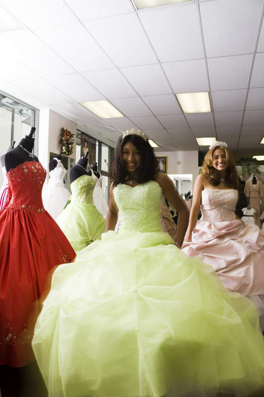 西方人,一个人,新娘,站,竖图,室内,白天,正面,婚纱,婚礼,快乐,项链,欧洲,欧洲人,仅一个年轻女性,仅一个女性,仅一个人,许多,握,庆祝,鲜艳,人造模特,墙,结婚,美丽,注视,漂亮,墙壁,墙面,装饰品,饰品,首饰,观察,看,站着,喜庆,色彩,颜色,握着,道具,观看,纪念,察看,优美,头冠,关注,摩登,艳丽,服装模特,模特道具,时装道具,展示道具,服装模特道具,陈列道具,婚纱店,斑斓,标致,瑰丽,娇艳,锦绣,娟秀,俊丽,奇丽,俏丽,时兴,秀丽,年轻女性,女人,女性,白种人,站立,半身,彩图,婚礼服,礼服,高兴