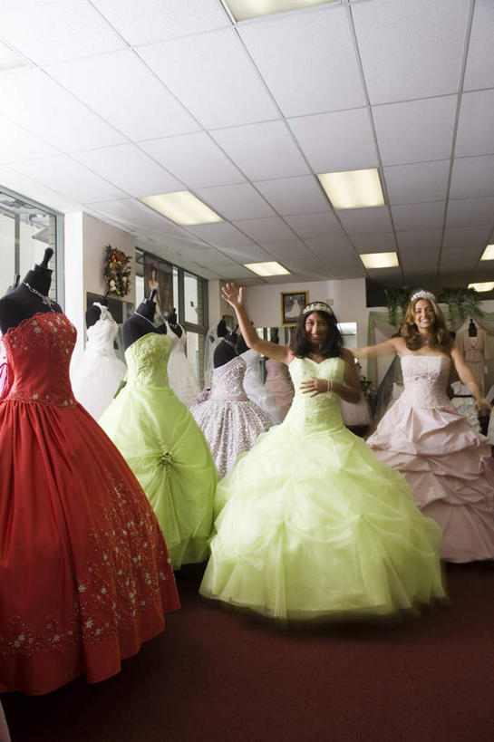 西方人,两个人,站,举,竖图,室内,白天,正面,婚纱,地毯,项链,照明,欧洲,欧洲人,许多,盛开,鲜艳,人造模特,墙,灯光,美丽,花蕾,注视,漂亮,顶灯,墙壁,墙面,灯,装饰品,花,花瓣,花朵,鲜花,红色,饰品,首饰,灯具,花苞,花蕊,观察,看,托,站着,色彩,颜色,道具,观看,照亮,察看,优美,头冠,照明设备,关注,摩登,艳丽,服装模特,模特道具,时装道具,展示道具,服装模特道具,陈列道具,婚纱店,斑斓,标致,瑰丽,娇艳,锦绣,娟秀,俊丽,奇丽,俏丽,时兴,秀丽,年轻女性,女人,女性,白种人,举起,举手,举着,向上举,向上伸,向上托,站立,半身,彩图,婚礼服,礼服