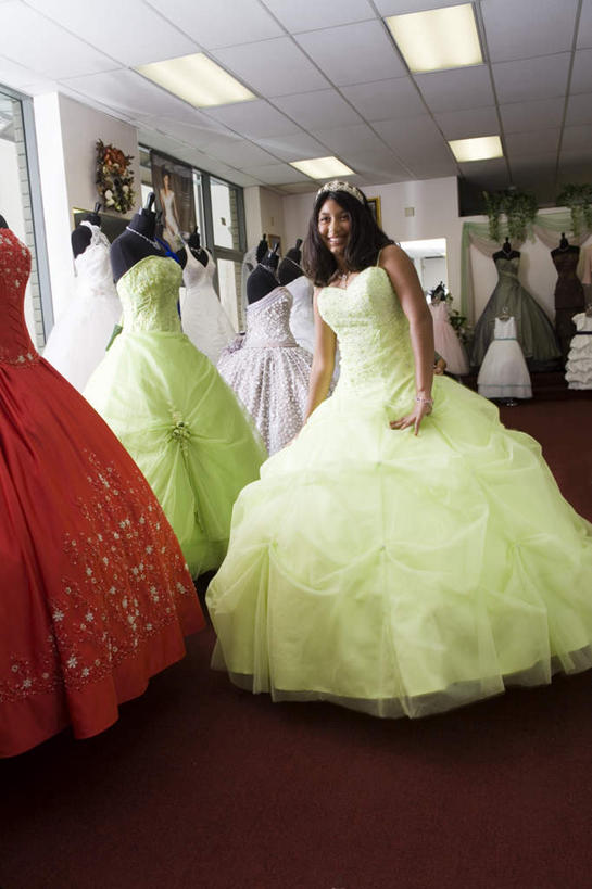 西方人,一个人,新娘,站,笑,微笑,露齿笑,竖图,照片,室内,白天,正面,婚纱,婚礼,快乐,项链,叶子,相框,欧洲,非洲,黑人,欧洲人,仅一个年轻女性,仅一个女性,仅一个人,许多,握,庆祝,鲜艳,人造模特,墙,绿叶,结婚,美丽,注视,漂亮,墙壁,墙面,装饰品,饰品,首饰,观察,看,站着,喜庆,嫩叶,色彩,颜色,握着,摄影,道具,观看,纪念,察看,优美,头冠,关注,摩登,艳丽,服装模特,模特道具,时装道具,展示道具,服装模特道具,陈列道具,婚纱店,斑斓,标致,瑰丽,娇艳,锦绣,娟秀,俊丽,奇丽,俏丽,时兴,秀丽,年轻女性,女人,女性,非洲人,叶,叶片,相片,站立,彩图,全身,婚礼服,礼服,高兴,拍摄,照相