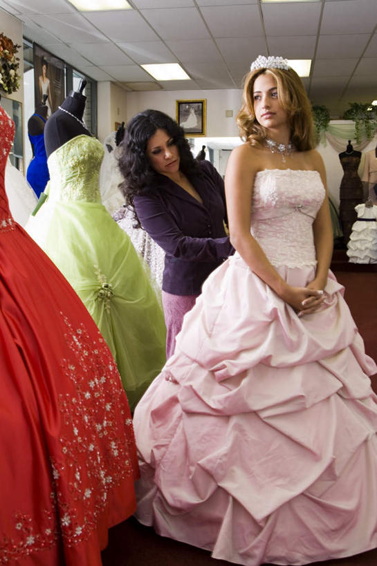 西方人,两个人,新娘,伙伴,朋友,站,摸,竖图,室内,白天,正面,婚纱,婚礼,快乐,友谊,窗户,地毯,落地窗,项链,照明,欧洲,欧洲人,许多,抚摸,握,庆祝,鲜艳,人造模特,墙,屋顶,灯光,结婚,美丽,顶棚,注视,漂亮,顶灯,玻璃窗,墙壁,墙面,灯,装饰品,红色,饰品,首饰,灯具,观察,看,手放前,站着,喜庆,色彩,颜色,握着,道具,观看,纪念,照亮,察看,优美,头冠,照明设备,关注,摩登,艳丽,服装模特,模特道具,时装道具,展示道具,服装模特道具,陈列道具,婚纱店,斑斓,标致,瑰丽,娇艳,锦绣,娟秀,俊丽,奇丽,俏丽,时兴,秀丽,友情,年轻女性,女人,女性,白种人,触摸,接触,站立,半身,彩图,婚礼服,礼服,高兴