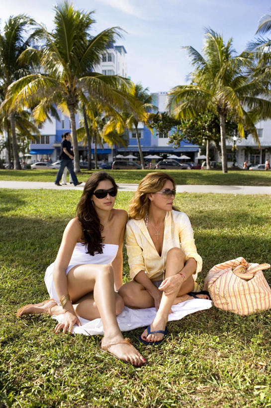 西方人,两个人,伙伴,朋友,坐,笑,微笑,竖图,室外,白天,正面,友谊,植物,欧洲,欧洲人,阴影,服装,光线,包,影子,棕色,注视,休闲装,拎包,树,树木,衣服,绿色,黑色,阳光,自然,耳环,观察,看,休闲,休闲服,服饰,生长,成长,观看,察看,关注,耳饰,友情,年轻女性,女人,女性,白种人,长发,卷发,坐着,彩图,全身