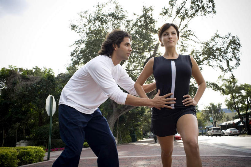 西方人,两个人,伙伴,朋友,站,横图,室外,白天,仰视,运动服,锻炼,友谊,运动,道路,路,公路,欧洲,欧洲人,阴影,服装,光线,影子,棕色,交通,注视,指点,手叉腰,衣服,阳光,叉腰,观察,看,站着,教练,服饰,观看,教导,察看,双手叉腰,衣着,穿着,关注,辅导,衣饰,教员,体育,友情,男人,男性,年轻男性,年轻女性,女人,女性,白种人,长发,马路,站立,半身,彩图,低角度拍摄,健身,运动装