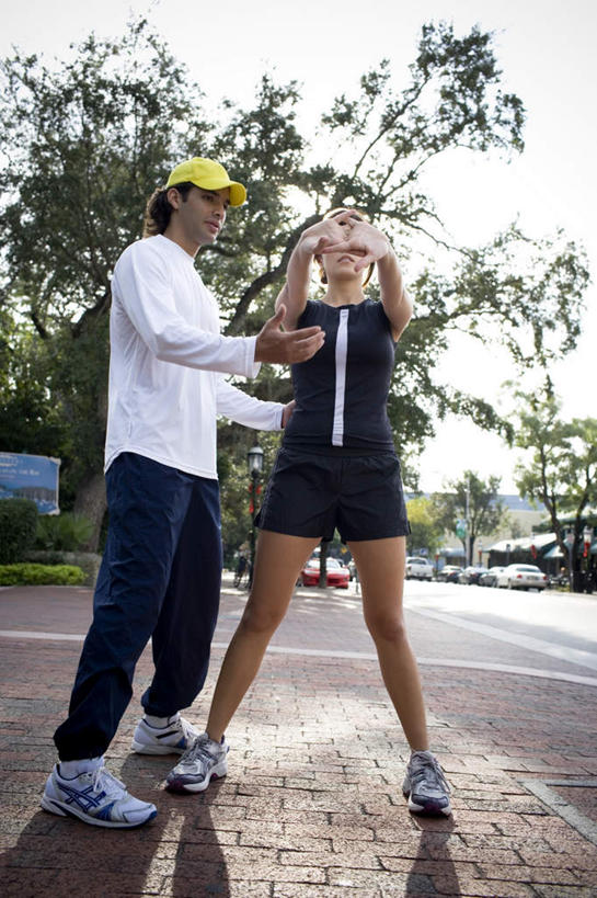 西方人,两个人,伙伴,朋友,站,举,竖图,室外,白天,仰视,锻炼,友谊,运动,道路,路,公路,帽子,欧洲,欧洲人,阴影,服装,光线,影子,棕色,交通,注视,指点,休闲装,运动帽,衣服,黄色,红色,阳光,观察,看,托,站着,教练,休闲,休闲服,鸭舌帽,服饰,观看,教导,察看,关注,辅导,教员,体育,友情,男人,男性,年轻男性,年轻女性,女人,女性,白种人,长发,马路,举起,举手,举着,向上举,向上伸,向上托,站立,彩图,低角度拍摄,全身,健身