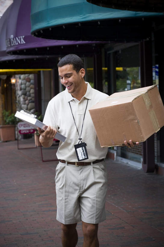 西方人,一个人,商店,站,捧,竖图,室外,白天,正面,购物,消费,超市,道路,路,公路,欧洲,欧洲人,仅一个男性,仅一个人,服装,包装,纸箱,交通,注视,休闲装,仅一个年轻男性,一个,衣服,黑色,容器,箱子,观察,看,站着,快递员,休闲,休闲服,金融,百货,服饰,单个,观看,察看,服装店,关注,纸板箱,快递,选购,速递,贸易,百货公司,服饰店,包装箱,雨棚,血拼,男人,男性,年轻男性,白种人,马路,端,端着,捧着,手捧,站立,半身,彩图,购物商场,购物中心,商业中心,短发