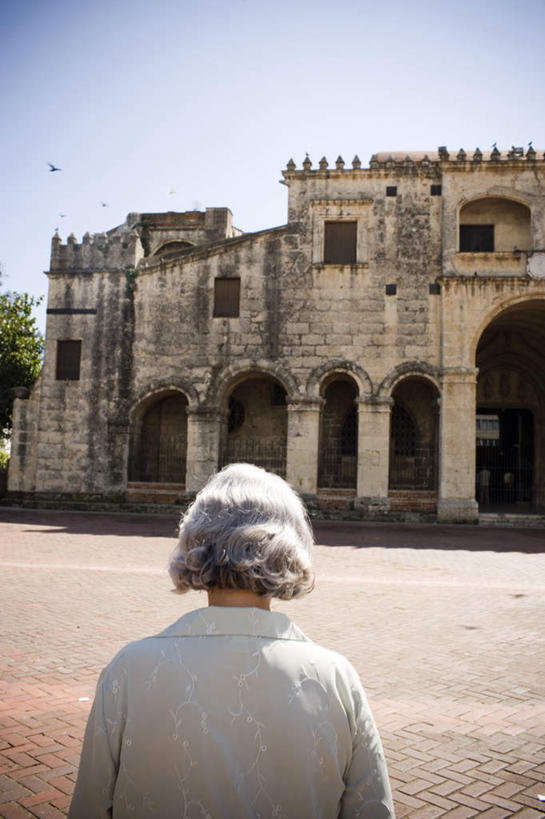 西方人,一个人,家,站,笑,微笑,露齿笑,竖图,室外,白天,衬衫,城市,欧洲,多米尼加,欧洲人,仅一个女性,仅一个人,阴影,光线,影子,房屋,屋子,首都,注视,楼房,住宅,背面,白色,阳光,观察,看,站着,仅一个老年女性,观看,察看,北美,北美洲,关注,美洲,圣多明戈,圣多明各,北亚美利加洲,亚美利加洲,多米尼加共和国,圣多明哥,老年女性,女人,女性,白种人,站立,半身,彩图,衬衣,房子,短发