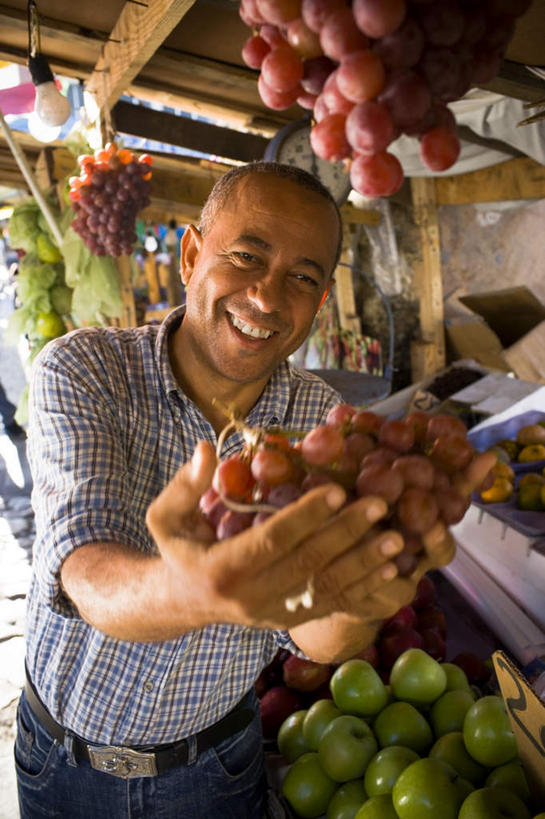 西方人,一个人,站,捧,笑,微笑,露齿笑,竖图,室外,白天,正面,衬衫,葡萄,水果,欧洲,欧洲人,仅一个男性,仅一个人,仅一个中年男性,条纹,新鲜,摊位,生食,食品,果实,注视,食物,蓝色,黑色,观察,看,站着,有机食品,绿色食品,观看,察看,关注,男人,男性,中年男性,白种人,山葫芦,蒲桃,草龙珠,端,端着,捧着,手捧,站立,半身,彩图,衬衣,短发