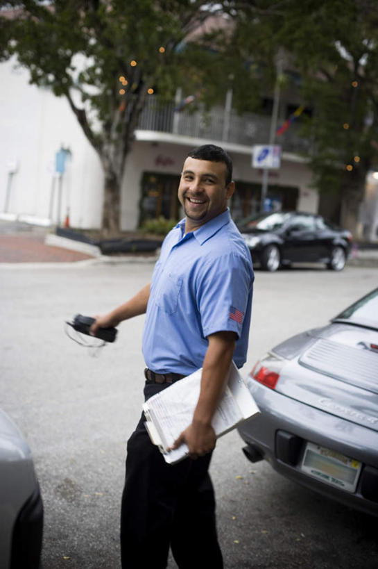 西方人,胡须,一个人,机修工,站,笑,说,微笑,露齿笑,竖图,室外,白天,正面,衬衫,讨论,欧洲,欧洲人,仅一个男性,仅一个人,仅一个中年男性,拿,拿着,注视,工人,蓝色,黑色,观察,看,站着,观看,对讲机,察看,关注,交流,男人,男性,中年男性,白种人,胡子,小胡子,机械师,机修工人,沟通,讲话,交谈,商讨,说话,谈话,站立,半身,彩图,衬衣,短发