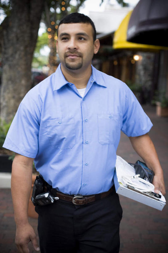 西方人,胡须,一个人,机修工,站,竖图,室外,白天,正面,衬衫,道路,路,公路,欧洲,欧洲人,仅一个男性,仅一个人,仅一个中年男性,材料,档案,文件,交通,拿,拿着,注视,工人,蓝色,黑色,资料,观察,看,站着,观看,察看,关注,文档,雨棚,男人,男性,中年男性,白种人,胡子,小胡子,机械师,机修工人,马路,站立,半身,彩图,衬衣,短发