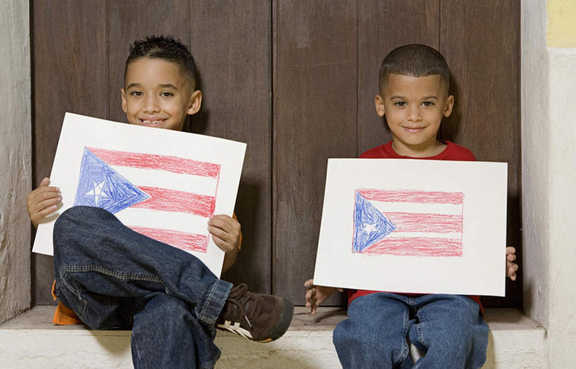 西方人,儿童,两个人,伙伴,朋友,坐,笑,微笑,露齿笑,横图,室外,白天,正面,绘画,友谊,纯洁,旗帜,国旗,欧洲,欧洲人,艺术,墙,棕色,纸张,二郎腿,拿,拿着,注视,墙壁,墙面,小孩,观察,看,可爱,童年,童趣,观看,美术,察看,北美,北美洲,关注,美洲,童真,烂漫,无邪,美学,北亚美利加洲,亚美利加洲,波多黎各,波多黎各自由邦,大安的列斯群岛,天真,友情,男孩,男人,男性,白种人,旗,坐着,半身,彩图,短发,男生