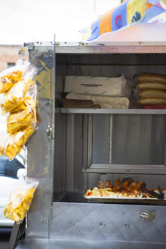 无人,竖图,室外,特写,白天,正面,烹饪,西餐,道路,路,公路,一辆,遮阳伞,料理,食品,交通,热狗,菜肴,美食,食物,快餐,西式,佳肴,西式快餐,垃圾食品,马路,彩图