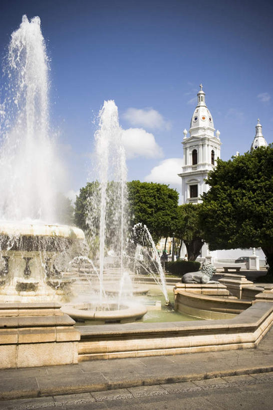 无人,竖图,室外,白天,正面,旅游,度假,美景,水,植物,喷泉,飞溅,溅,液体,景观,水滴,云,云朵,云彩,文化,娱乐,水珠,树,树木,蓝色,绿色,白云,蓝天,天空,自然,天,品味,享受,休闲,景色,放松,生长,晴朗,成长,北美,北美洲,喷洒,自然风光,美洲,水景,北亚美利加洲,亚美利加洲,美观,波多黎各,波多黎各自由邦,大安的列斯群岛,设计,晴空,彩图