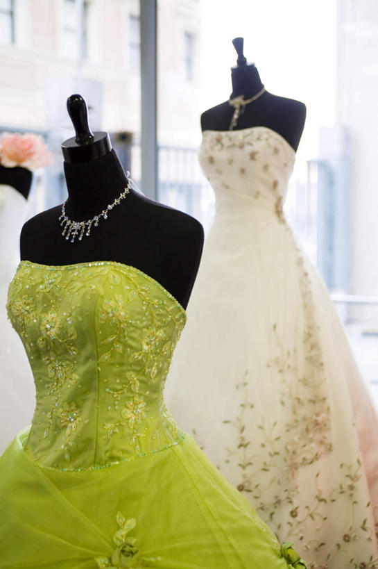 无人,商店,竖图,室内,白天,正面,婚纱,购物,消费,窗户,落地窗,超市,项链,阴影,光线,人造模特,影子,玻璃窗,装饰品,绿色,白色,阳光,饰品,首饰,两件,金融,百货,道具,服装店,选购,贸易,百货公司,服装模特,服饰店,模特道具,时装道具,展示道具,服装模特道具,陈列道具,血拼,婚纱店,彩图,婚礼服,礼服,购物商场,购物中心,商业中心