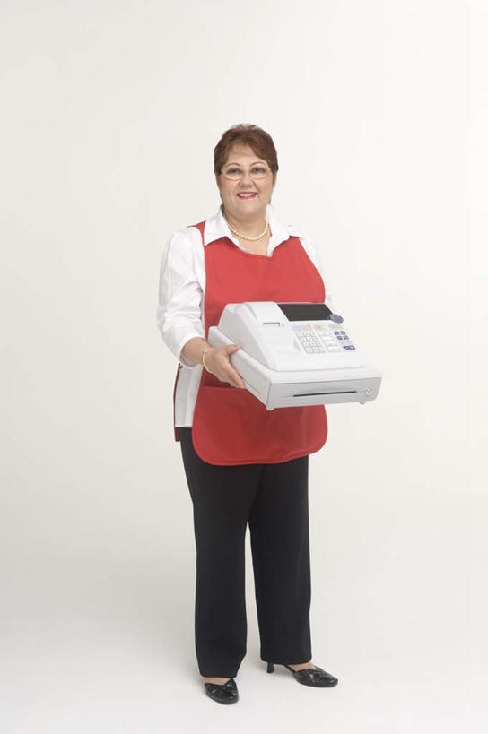 西方人,一个人,站,竖图,室内,白天,白色背景,正面,工作服,制服,欧洲,欧洲人,仅一个女性,仅一个人,围裙,眼镜,拿,拿着,注视,红色,白色,观察,看,站着,仅一个中年女性,收银员,pos机,摄影,收银台,影棚,观看,察看,关注,收银,收银机,近视眼镜,工作制服,女人,女性,中年女性,白种人,抬头,仰头,站立,彩图,全身,影棚拍摄,工作套服,拍摄