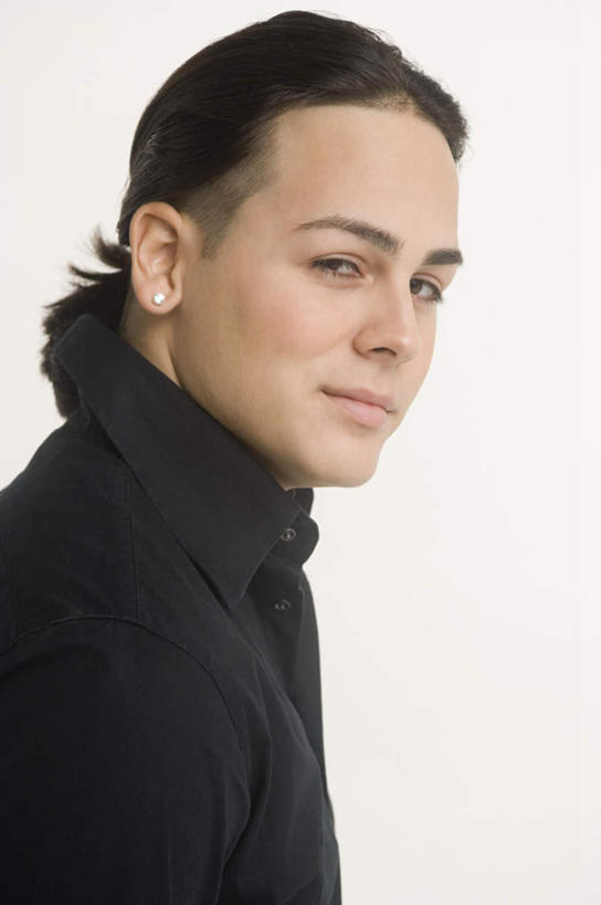 西方人,一个人,站,笑,微笑,竖图,室内,白天,白色背景,侧面,衬衫,欧洲,欧洲人,仅一个男性,仅一个人,注视,仅一个年轻男性,黑色,观察,看,站着,辫子,摄影,影棚,观看,察看,关注,男人,男性,年轻男性,白种人,长发,站立,半身,彩图,影棚拍摄,衬衣,拍摄