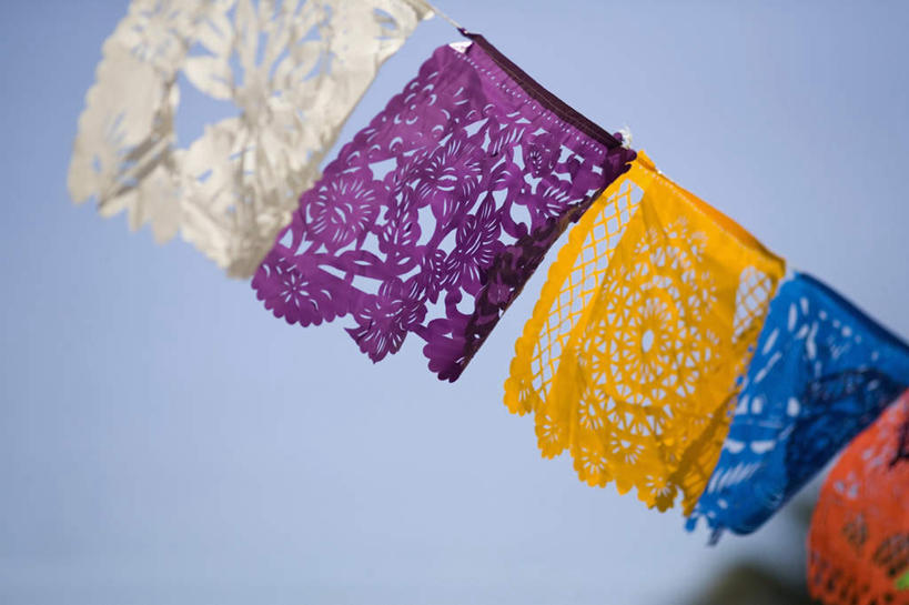 无人,横图,室外,白天,仰视,旅游,度假,美景,墨西哥,狂欢节,一排,许多,阴影,花纹,节日,庆祝,艺术,整齐,装饰,光线,图案,影子,纸艺,手工艺品,景观,云,云朵,云彩,文化,娱乐,装饰品,排列,黄色,蓝色,紫色,白色,白云,蓝天,天空,阳光,自然,纸片,装饰物,工艺品,剪纸,天,庆典,享受,休闲,景色,放松,纪念,华丽,修饰,点缀,北美,高雅,北美洲,队列,自然风光,美洲,饰物,北亚美利加洲,亚美利加洲,自信心,品位,衬托,美观,雅致,雅观,剪画,刻纸,墨西哥合众国,仙人掌王国,圣卢卡斯角,彩图,低角度拍摄