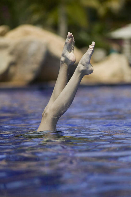 游泳,西方人,腿部,脚,脚趾,脚趾甲,腿,一个人,竖图,室外,白天,正面,海浪,海洋,礁石,石头,树林,植物,墨西哥,欧洲,欧洲人,仅一个年轻女性,仅一个女性,仅一个人,波纹,石子,浪花,树,树木,绿色,水纹,自然,海水,波浪,赤脚,生长,成长,北美,北美洲,美洲,海景,北亚美利加洲,亚美利加洲,墨西哥合众国,仙人掌王国,泅水,圣卢卡斯角,年轻女性,女人,女性,白种人,脚指甲,大海,风浪,海,海水的波动,礁,近岸浪,石块,岩石,涌浪,半身,彩图