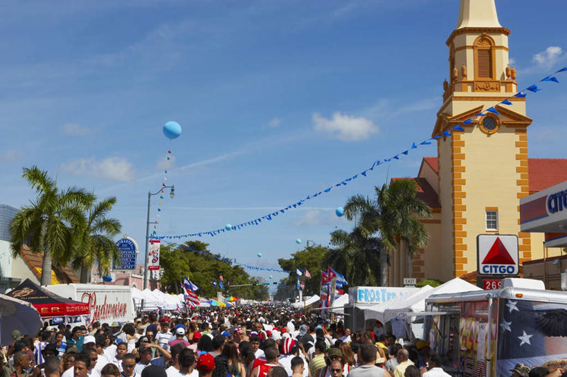 西方人,家,站,走,横图,室外,白天,正面,旅游,度假,美景,植物,道路,路,路灯,公路,照明,墨西哥,欧洲,狂欢节,欧洲人,阴影,节日,庆祝,光线,影子,房屋,墙,屋子,景观,云,云朵,灯光,交通,许多人,云彩,文化,娱乐,楼房,墙壁,墙面,住宅,灯,树,树木,蓝色,绿色,白云,蓝天,天空,阳光,自然,天,站着,一群人,庆典,享受,休闲,景色,放松,生长,成长,纪念,照亮,北美,北美洲,照明设备,自然风光,美洲,北亚美利加洲,亚美利加洲,墨西哥合众国,仙人掌王国,圣卢卡斯角,男人,男性,年轻男性,年轻女性,女人,女性,白种人,马路,步行,散步,站立,走路,半身,彩图,房子