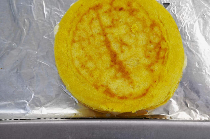 点心,无人,横图,俯视,室内,特写,白天,桌面,一块,阴影,朦胧,模糊,光线,圆形,影子,墙,食品,甜点,甜品,墙壁,墙面,食物,糕点,黄色,阳光,甜食,烤薄饼,彩图,高角度拍摄