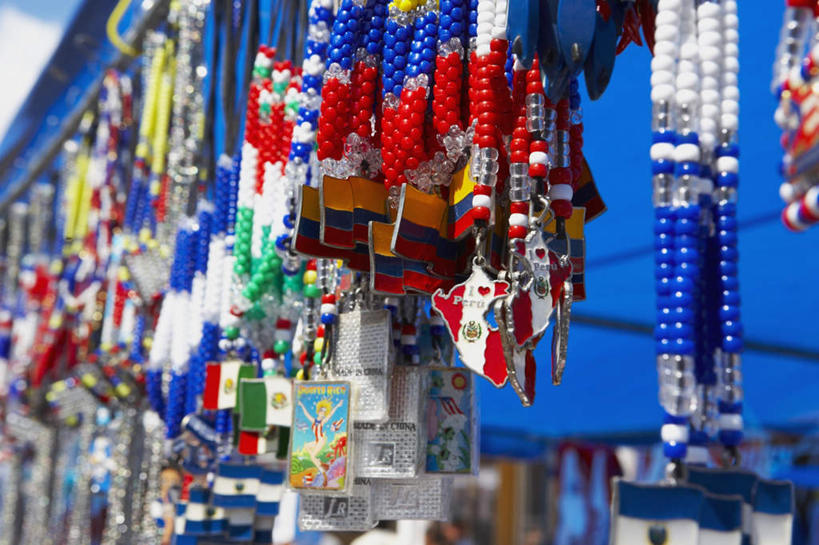 无人,横图,室外,特写,白天,仰视,项链,一排,许多,吊挂,悬挂,阴影,蓝色背景,辟邪,整齐,光线,挂饰,影子,文化,装饰品,排列,红色,蓝色,白色,阳光,饰品,首饰,祈祷,健康,许愿,祈求,护身符,队列,驱邪,护符,保佑,庇佑,御守,平安,彩图,低角度拍摄