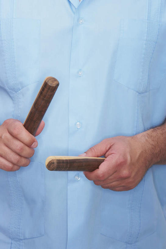 西方人,一个人,站,竖图,俯视,室外,特写,白天,快乐,满意,幸福,欧洲,欧洲人,仅一个男性,仅一个人,仅一个中年男性,两根,握,服装,乐器,音响,音乐,拿,敲,拿着,休闲装,娱乐,衣服,蓝色,站着,享受,休闲,休闲服,放松,握着,服饰,舒适,享乐,响木,男人,男性,中年男性,白种人,站立,半身,彩图,高角度拍摄