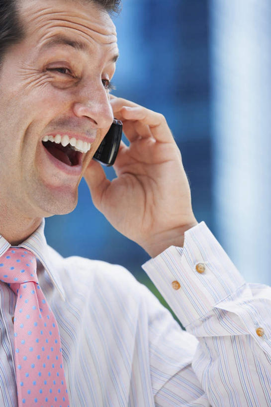 西方人,头发,高楼大厦,站,举,笑,打电话,微笑,露齿笑,竖图,室外,特写,白天,正面,衬衫,大厦,建筑,摩天大楼,电话,手机,欧洲,欧洲人,握,阴影,朦胧,模糊,光线,影子,领带,拿,听,拿着,注视,通讯设备,粉色,黑色,阳光,观察,看,托,站着,张嘴,握着,欢快,观看,察看,关注,张大嘴巴,一部,欢喜,欢欣,欢畅,交流,白种人,张开嘴,沟通,举起,举手,举着,通话,向上举,向上伸,向上托,站立,半身,彩图,衬衣,高兴,欢乐,大楼,高层建筑,高楼,摩天楼