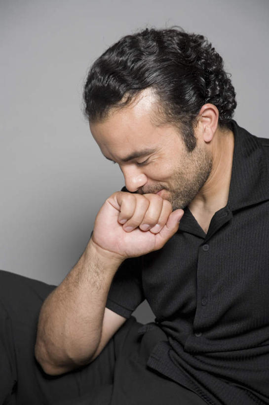 西方人,脸,头,脸颊,胡须,头发,一个人,商务人士,商务男性,坐,闭眼,笑,摸,微笑,竖图,俯视,室内,白天,衬衫,欧洲,欧洲人,仅一个男性,仅一个人,撑,抚摸,灰色背景,套装,墙,托腮,墙壁,墙面,仅一个年轻男性,黑色,低头,托,思考,摄影,影棚,撑着,托下巴,商务装,工薪阶层,深沉,思虑,男人,男性,年轻男性,白种人,头部,胡子,络腮胡,脸部,脸蛋,面部,白领,上班族,闭眼睛,闭着眼,闭着眼睛,触摸,接触,坐着,半身,彩图,高角度拍摄,影棚拍摄,衬衣,拍摄