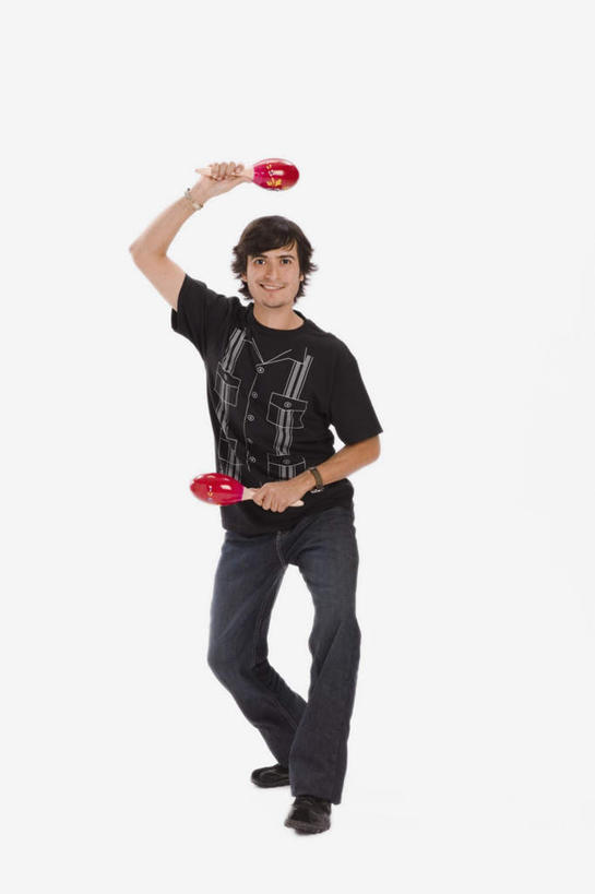 西方人,头发,一个人,站,举,笑,微笑,露齿笑,竖图,室内,白天,白色背景,正面,锻炼,游戏,运动,玩具,欧洲,欧洲人,仅一个男性,仅一个人,服装,玩,拎,注视,休闲装,娱乐,仅一个年轻男性,两个,衣服,红色,黑色,灰色,观察,看,托,站着,休闲,休闲服,益智,摄影,服饰,影棚,观看,活动,察看,发泄,关注,消遣,智力,宣泄,扯铃,风葫芦,胡敲,空钟,空竹,闷葫芦,嗡子,响葫芦,响簧,天皇皇,天雷公,体育,男人,男性,年轻男性,白种人,举起,举手,举着,玩耍,嬉戏,向上举,向上伸,向上托,站立,彩图,全身,影棚拍摄,健身,拍摄,拎着